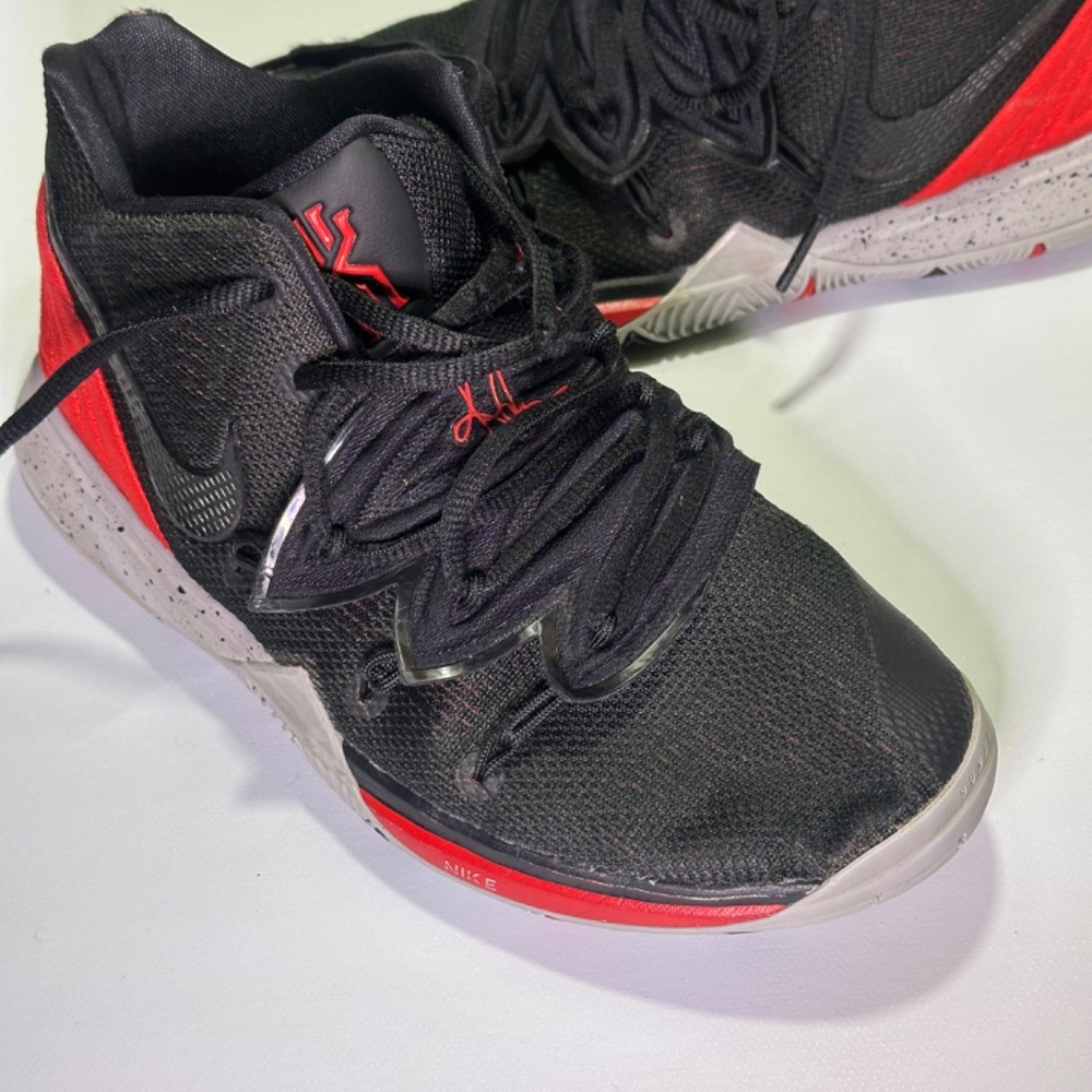 Nike Kyrie 5 GS "Bred" Sneakers Black/Red Youth 4.5Y